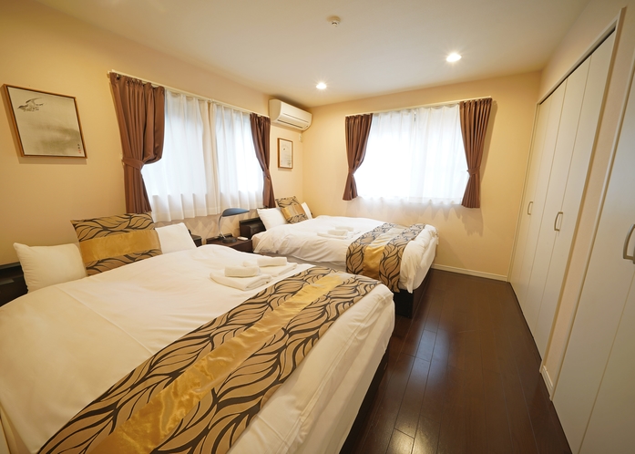 個室の寝室は、ダブルベッドが2台、ふかふかベッドでゆっくりお休みください
