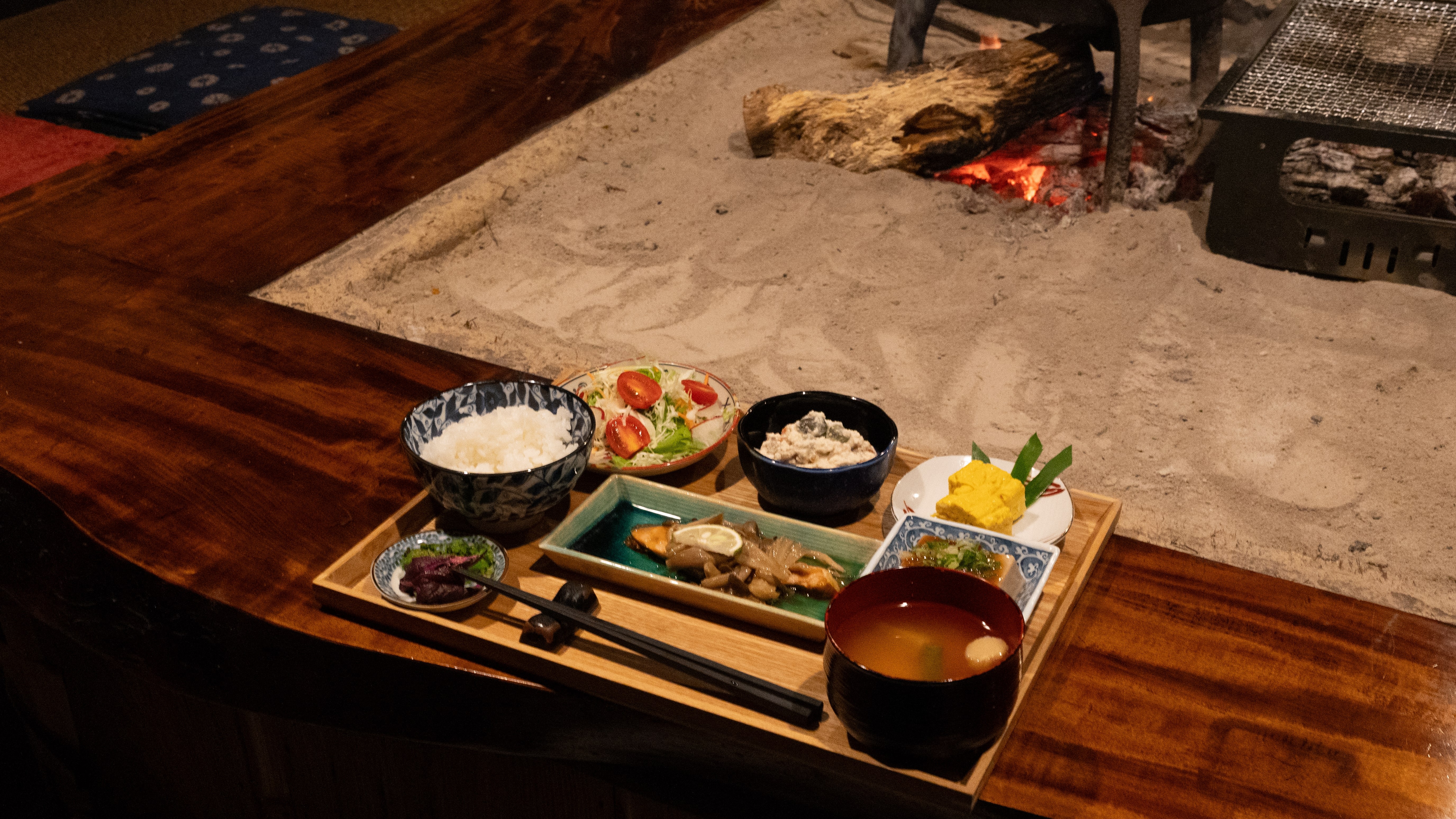 囲炉裏でお召し上がりいただく朝食