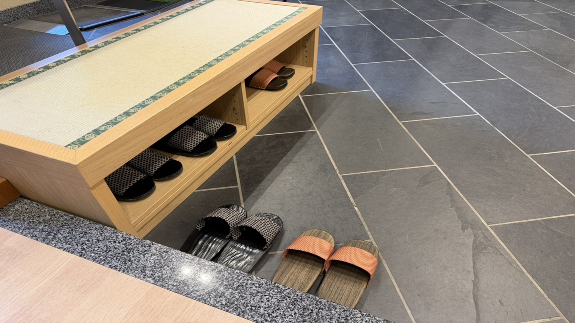 ■1階ロビー貸出用の下駄（外用）をご用意しております