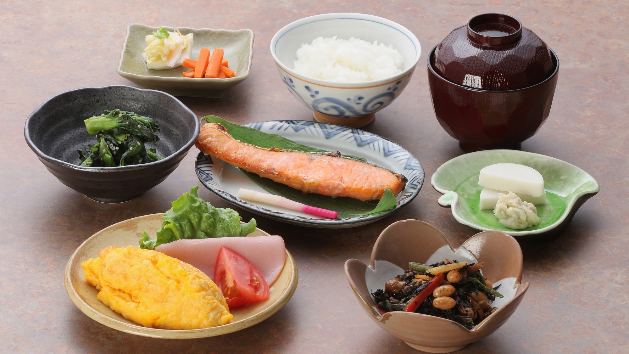 【一泊朝食】こころ休まる、朝のひと時を。旅をゆっくり楽しみたい方に【21時までチェックイン可】