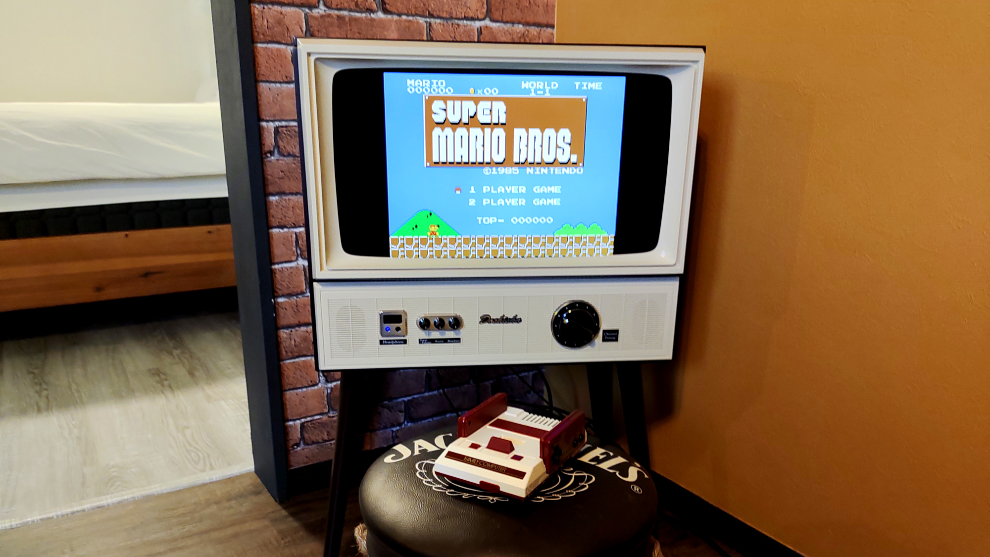 レトロなテレビでファミコンが楽しめます