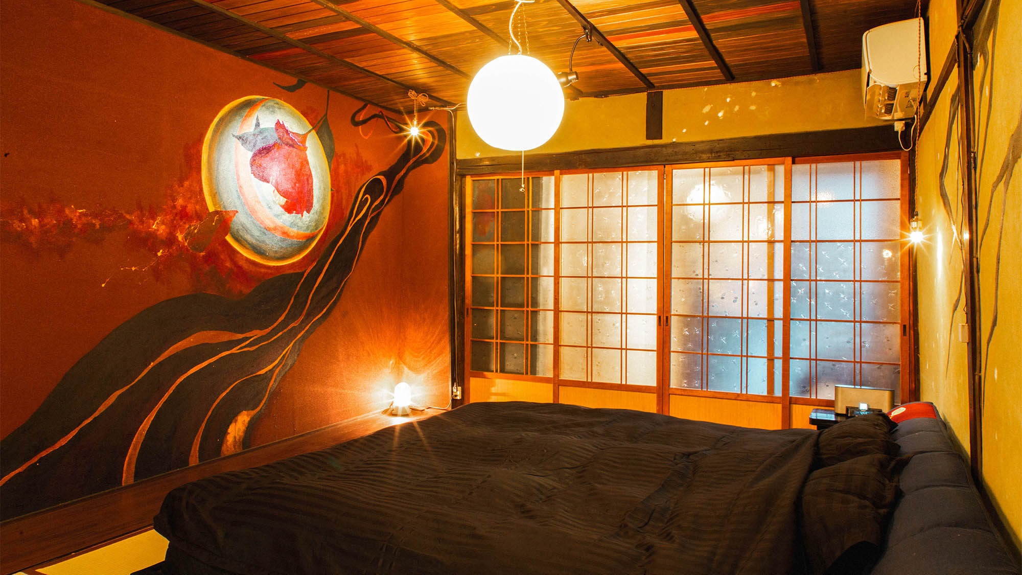 ・京都ローカルアーティストによる壁画や装飾などが特徴的なベッドルームです