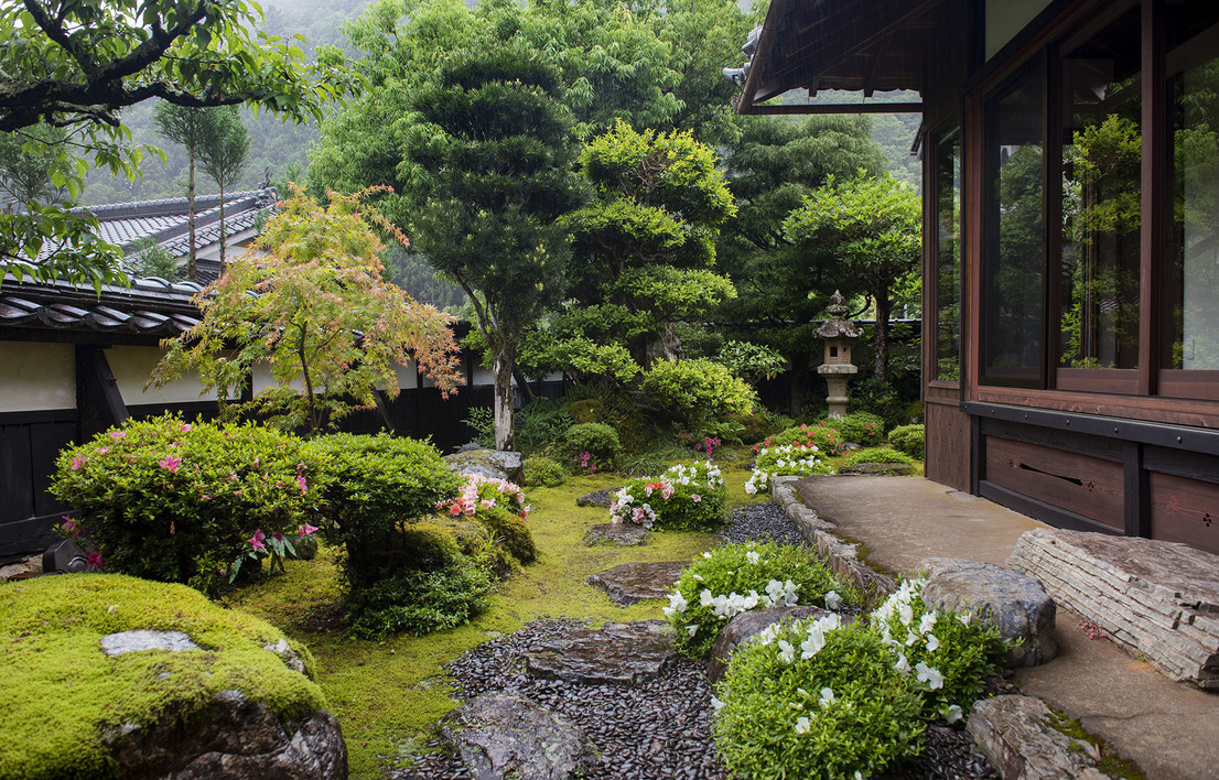・座敷の縁側から眺められる日本庭園