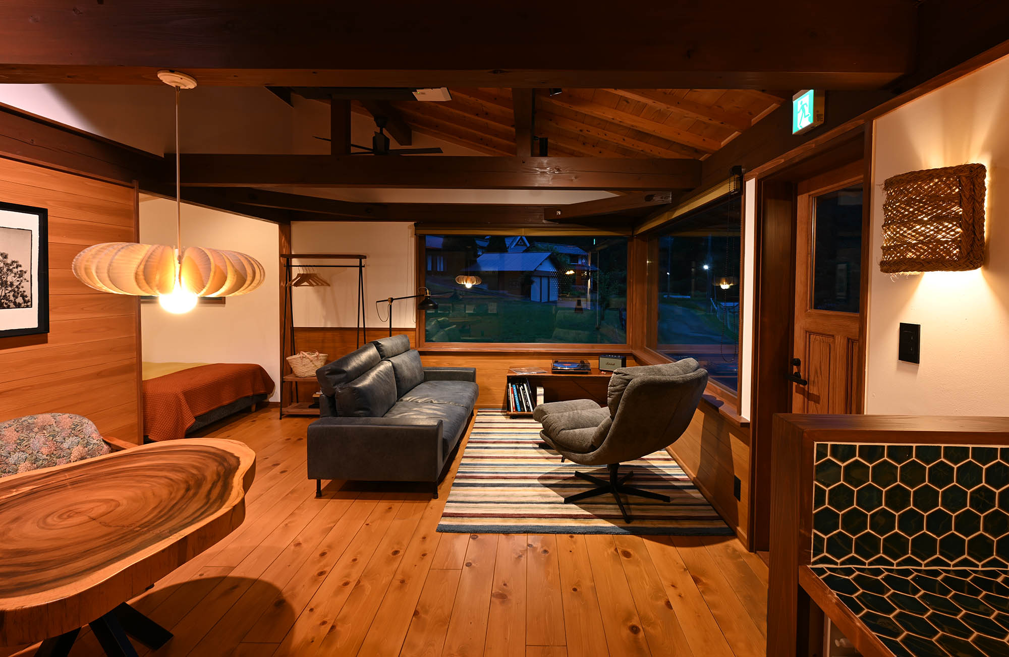 【別館】大窓から里山を眺めるリビング