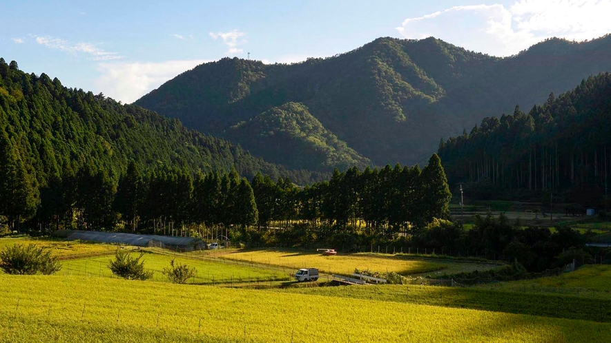 ・カーサ美山は京都府丹波地方の山々に囲まれた場所にございます