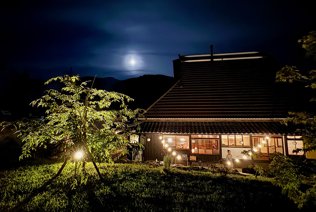 「花火ベンチ」や「星降るデッキ」が置かれている広場から眺める月夜の本館 Casa Miyama