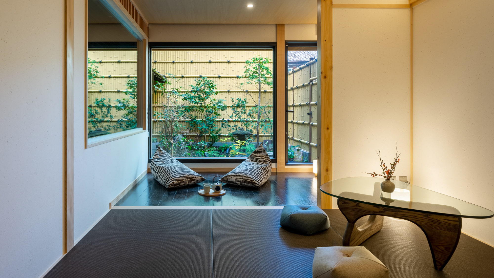 ひと繋がりの空間としてお楽しみいただけるリビングダイニング。窓からは坪庭の四季が感じられます。