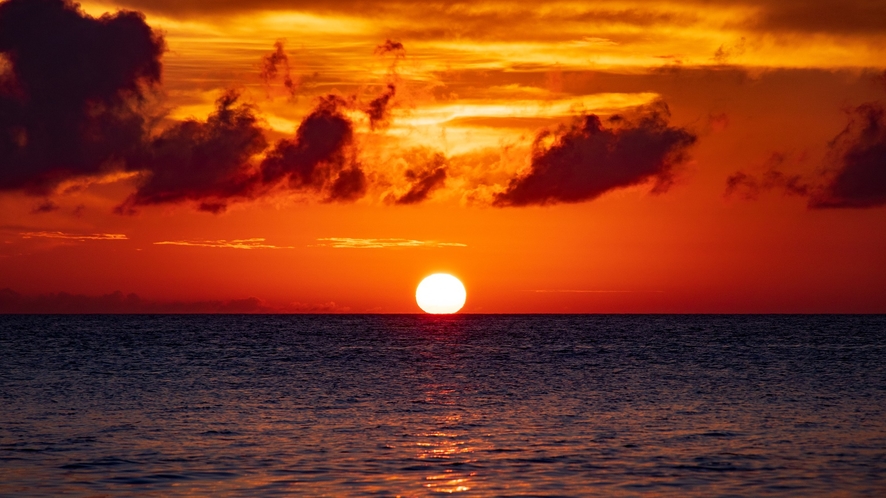 瀬底ビーチからの夕日