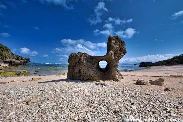 時計浜　古宇利島北側の静かな浜に丸い穴が開いた不思議な奇岩...