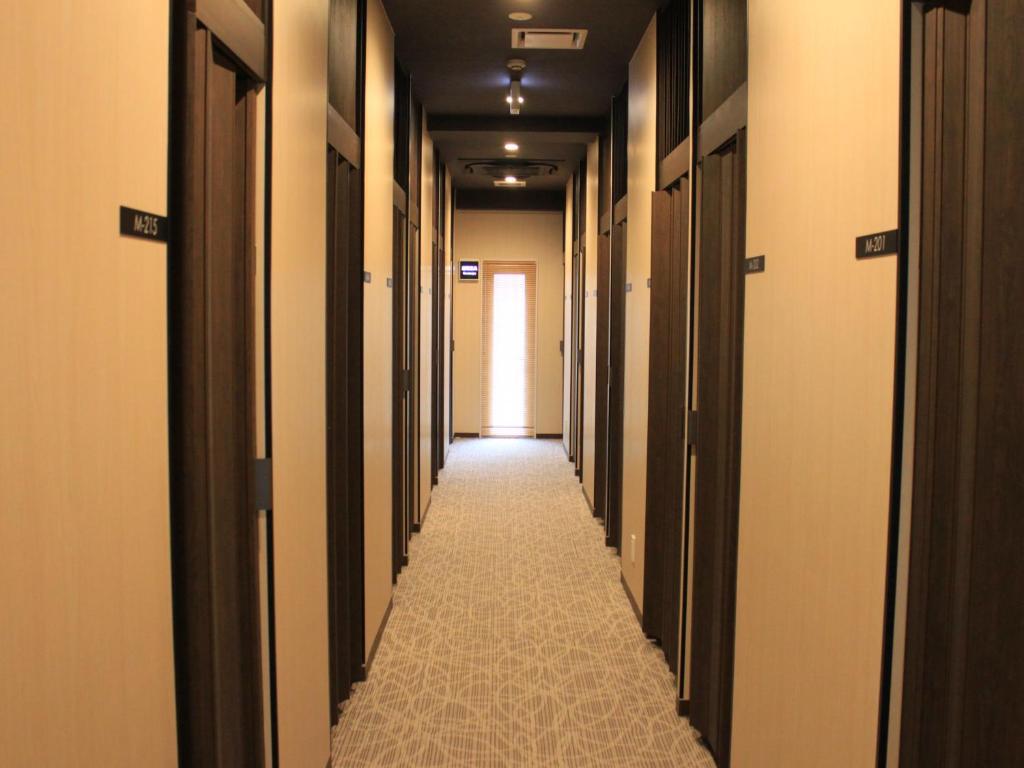 男性カプセル通路