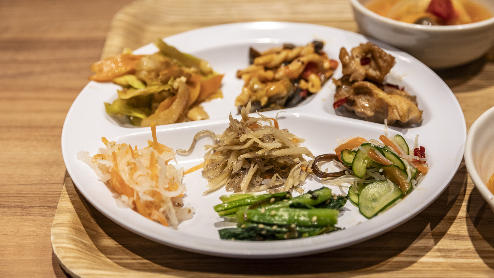 【朝食無料】夕食食べ飲み放題付プラン