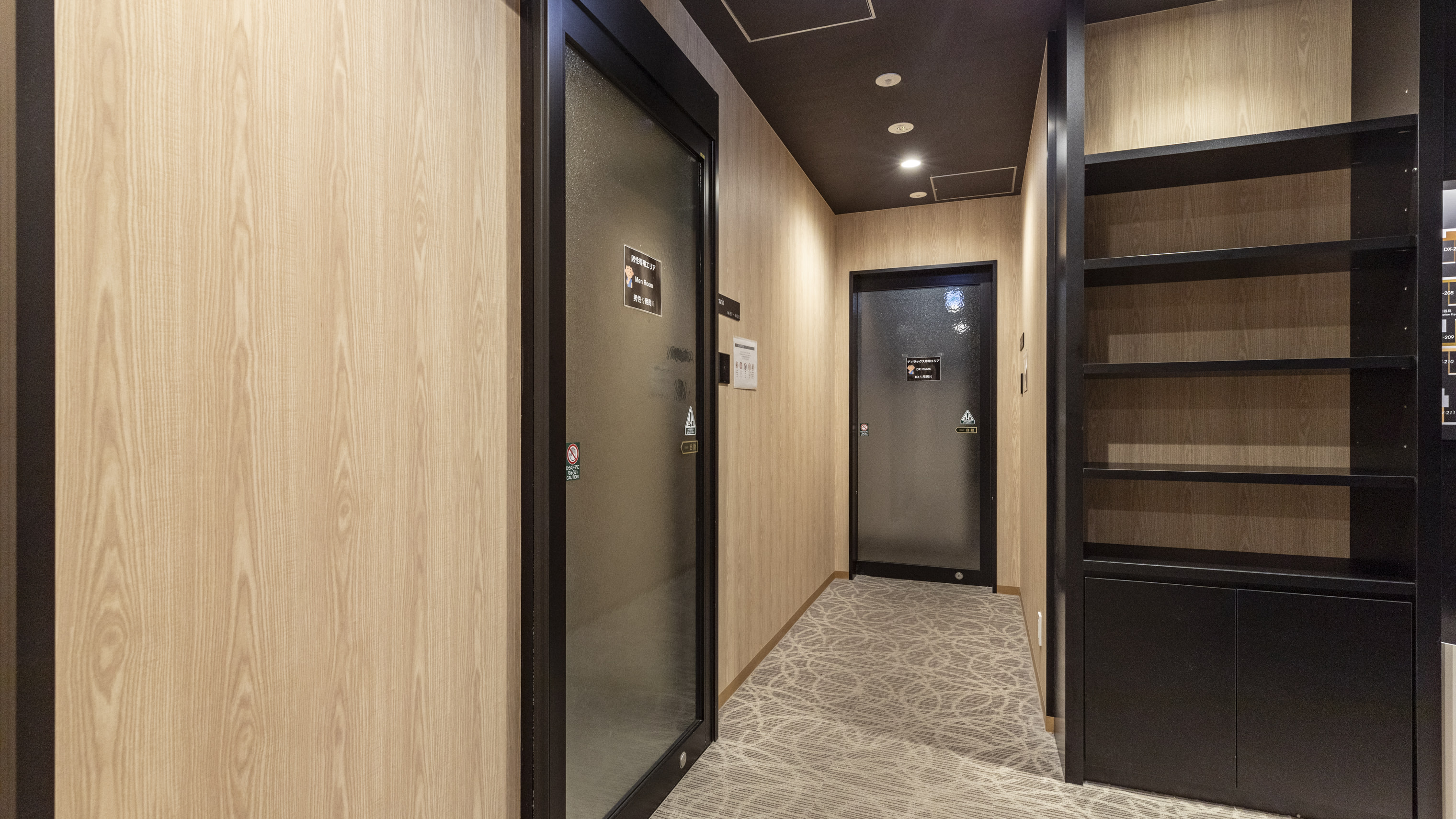 カプセルルームフロア廊下