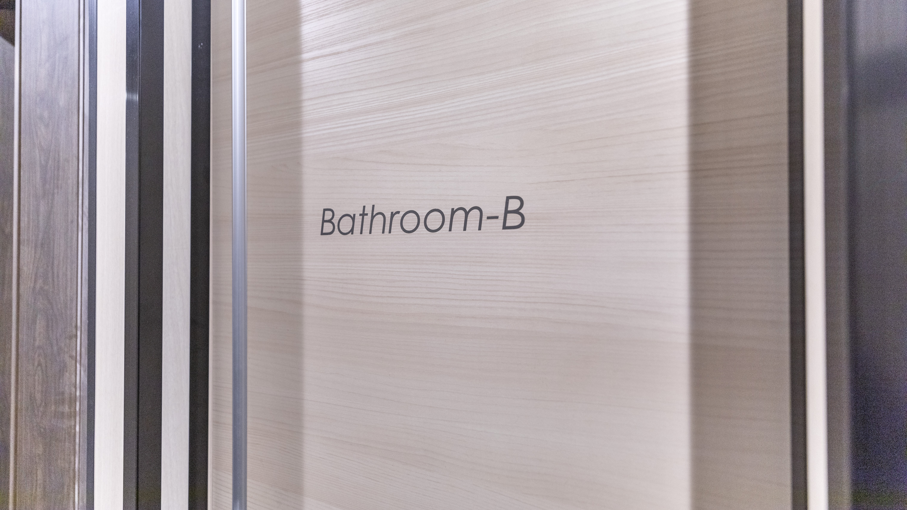 カプセルフロア共用バスルーム