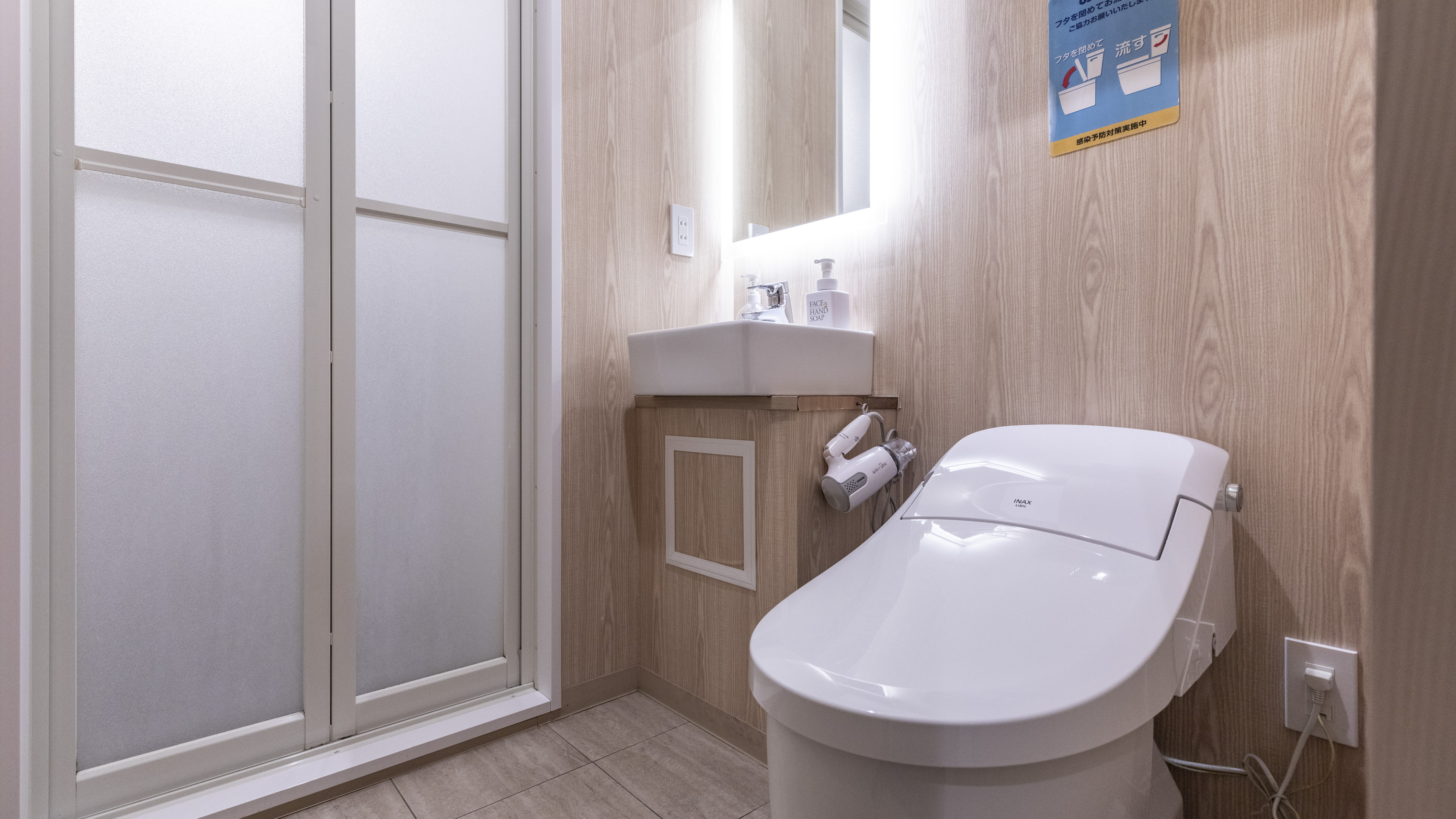 カプセルフロア共用バスルーム