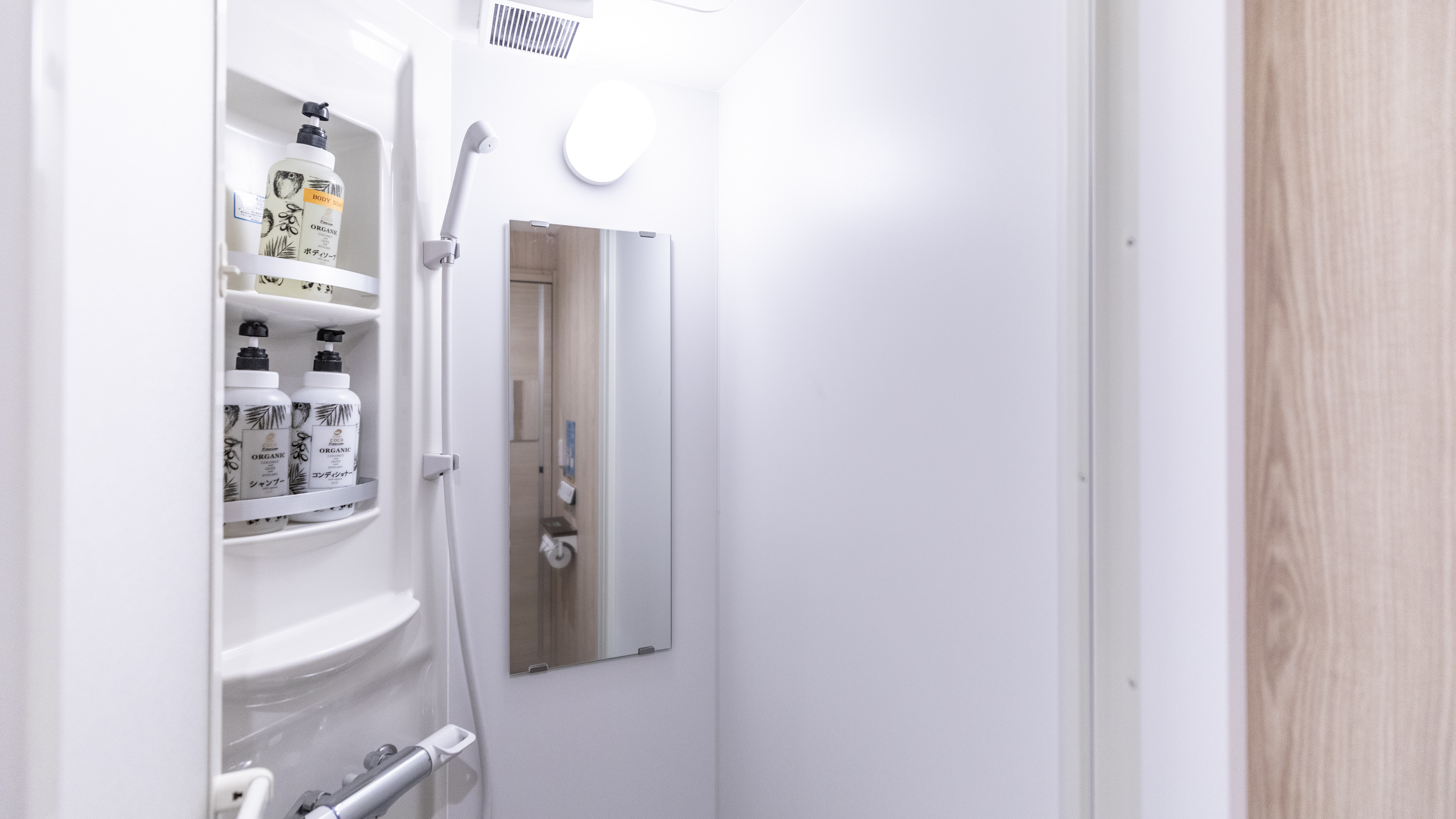 カプセルフロア共用バスルーム