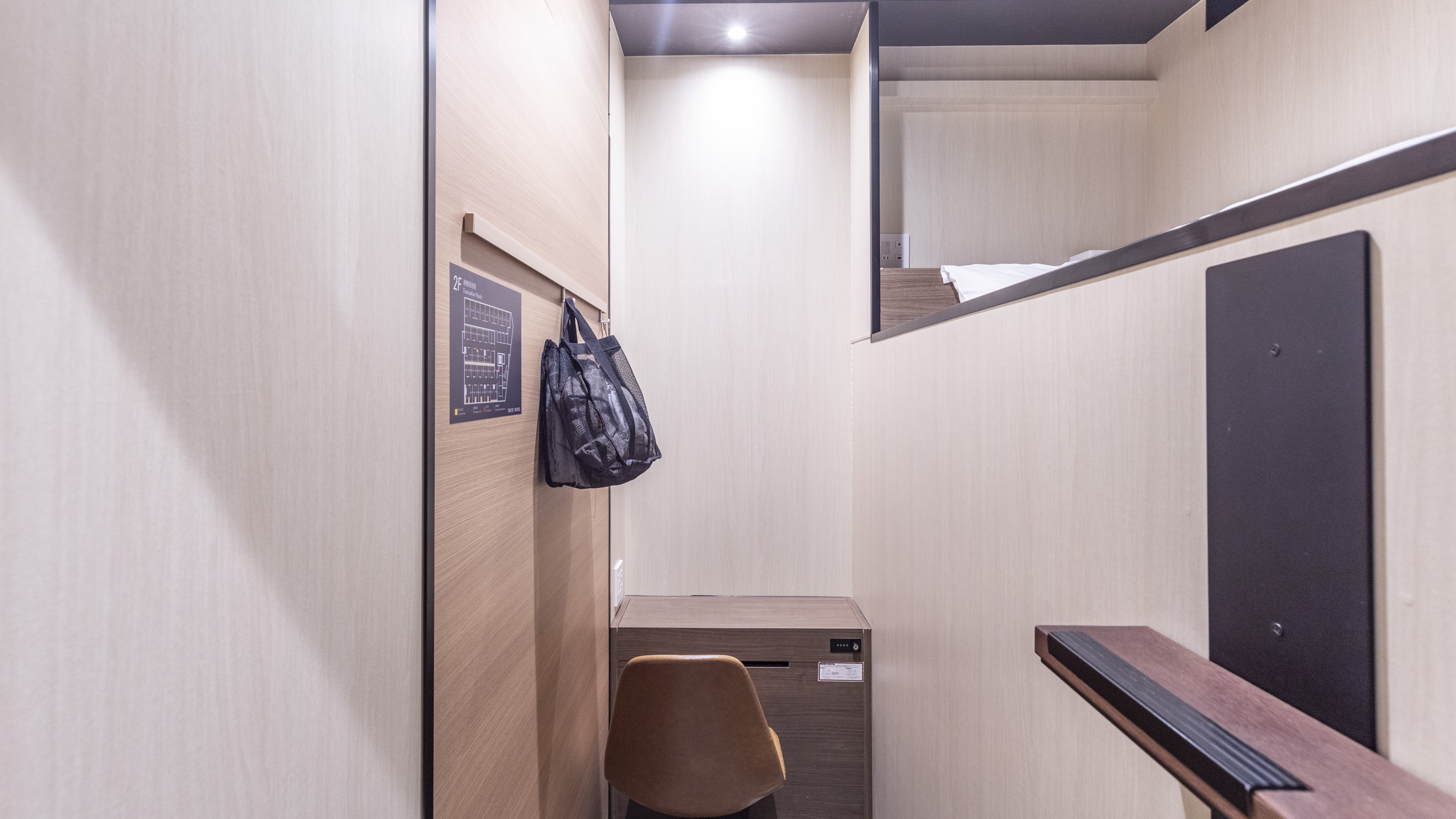 【男性専用】カプセルルーム上段　禁煙