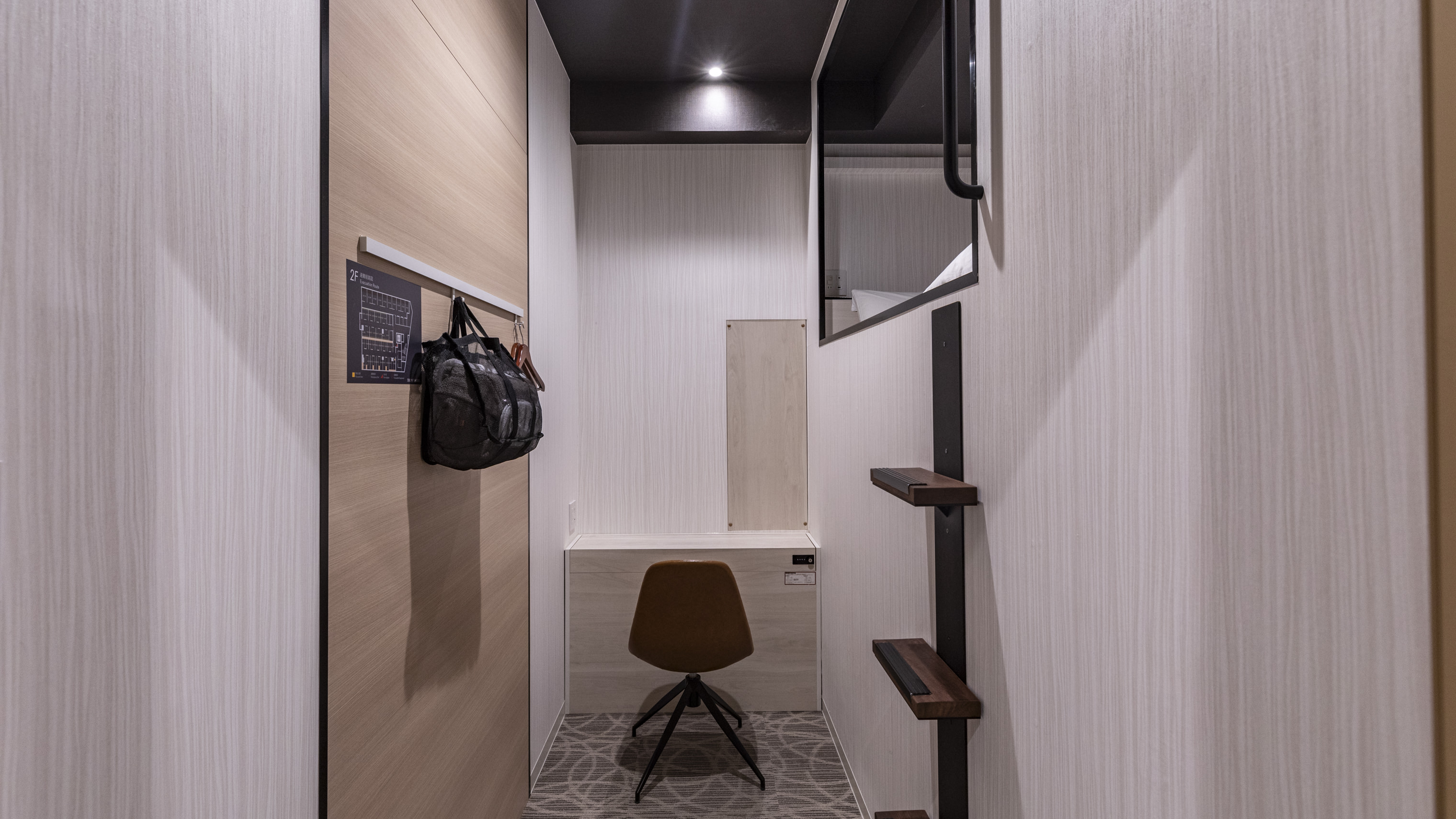 【女性専用】カプセルルーム上段　禁煙