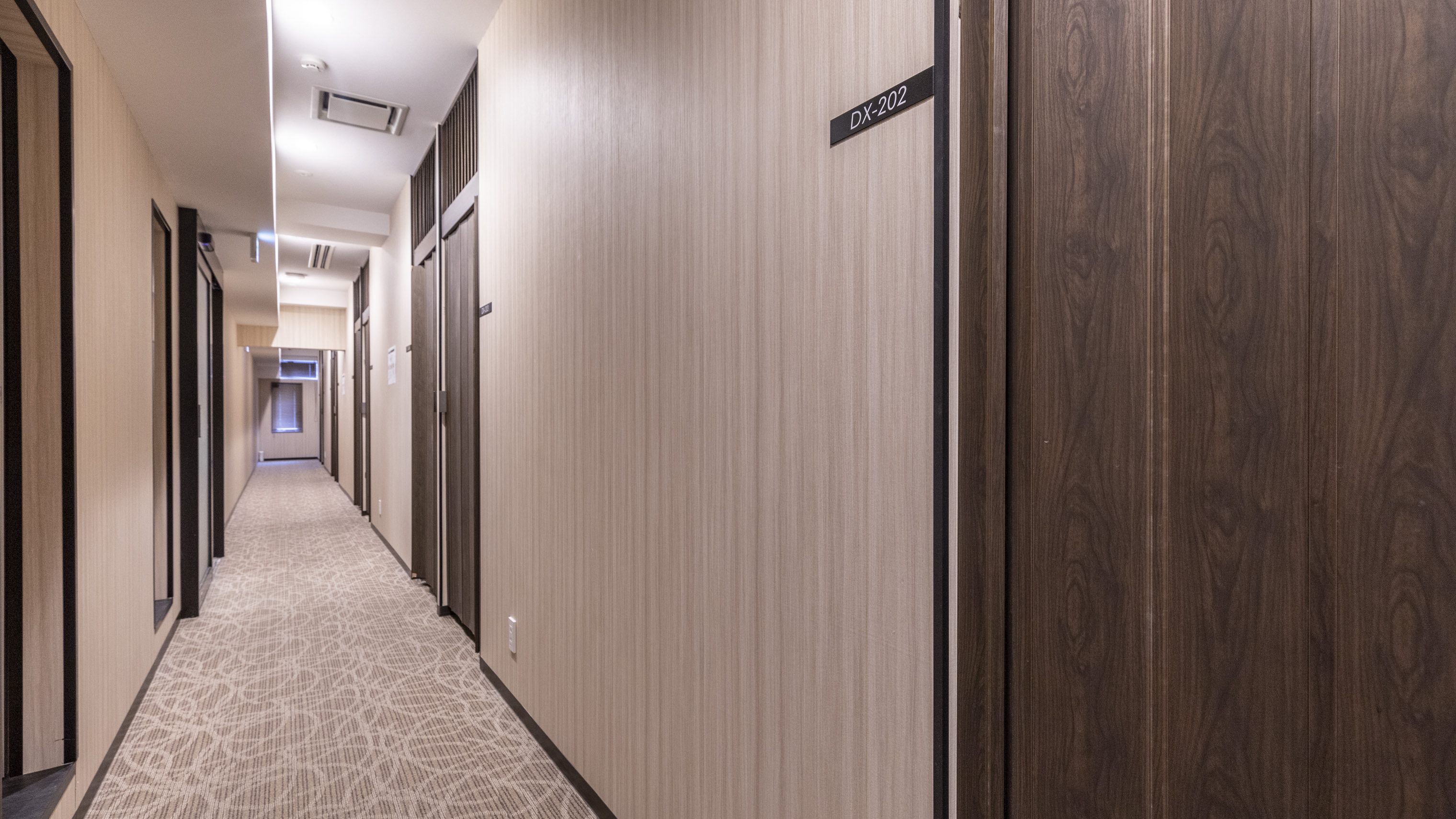 カプセルルームフロア廊下