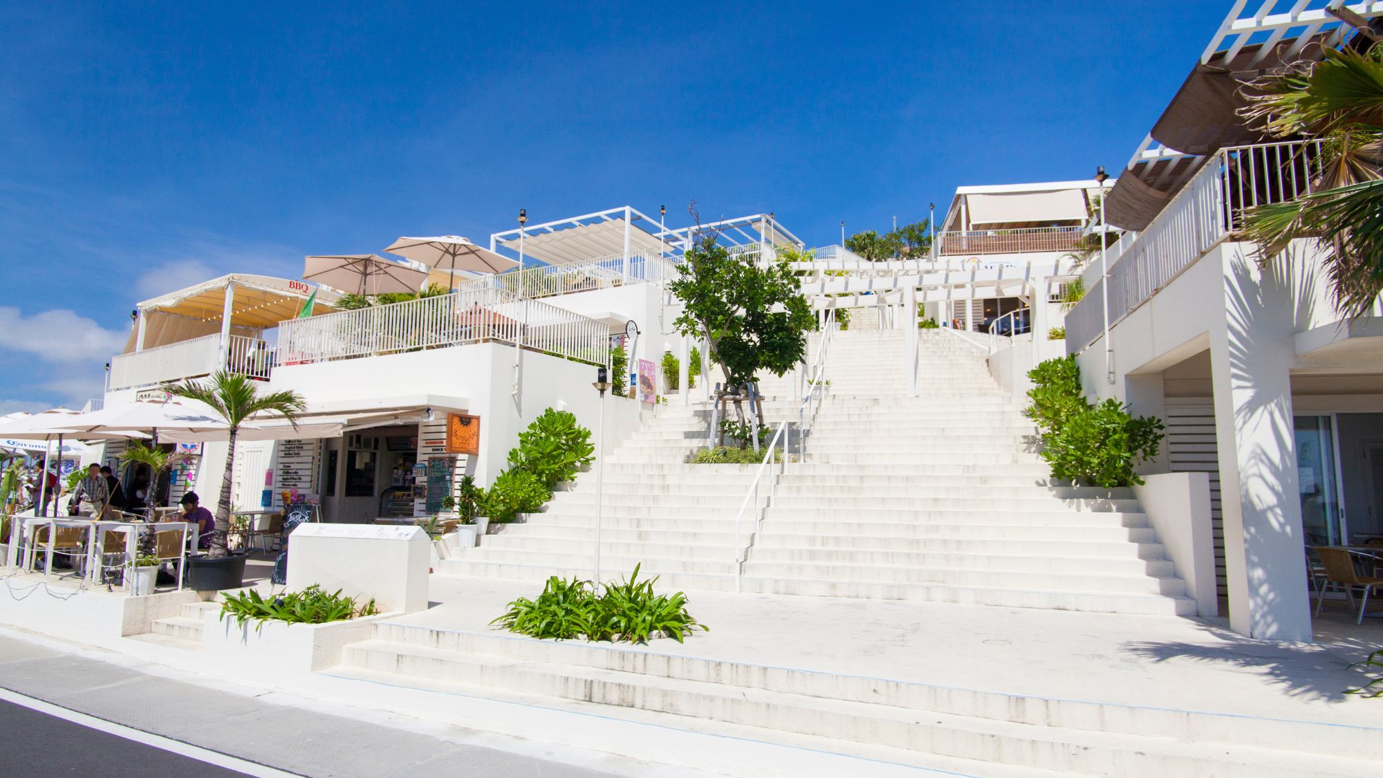 【瀬長島ウミカジテラス】当館から車で約23分