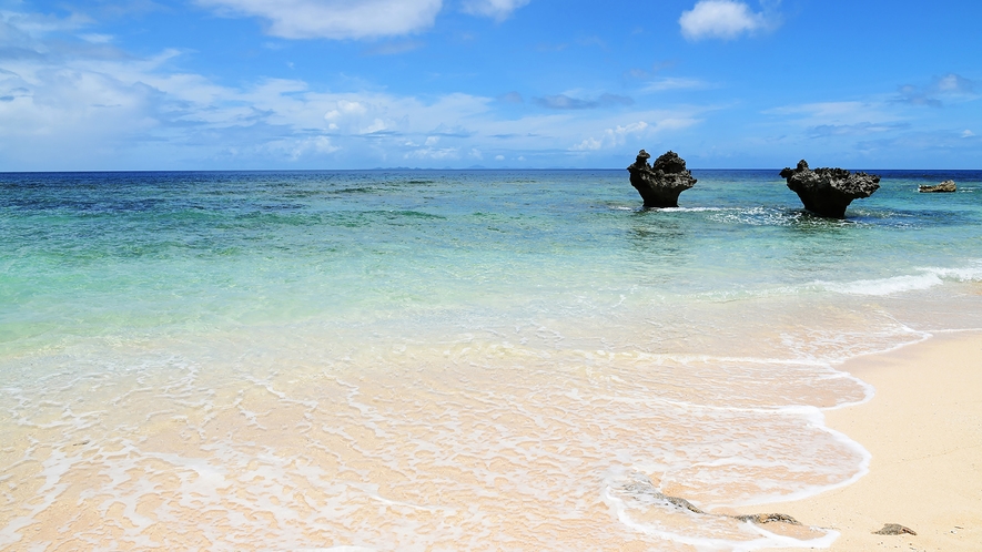 【ハートロック】通称「恋島」の古宇利島ティーヌ浜にあるハート型の岩