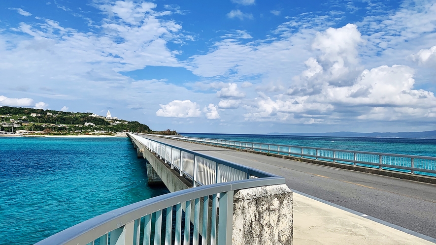 【古宇利島大橋】古宇利島と名護市の屋我地島を結ぶ全長1,960mの橋＜車で約28分＞