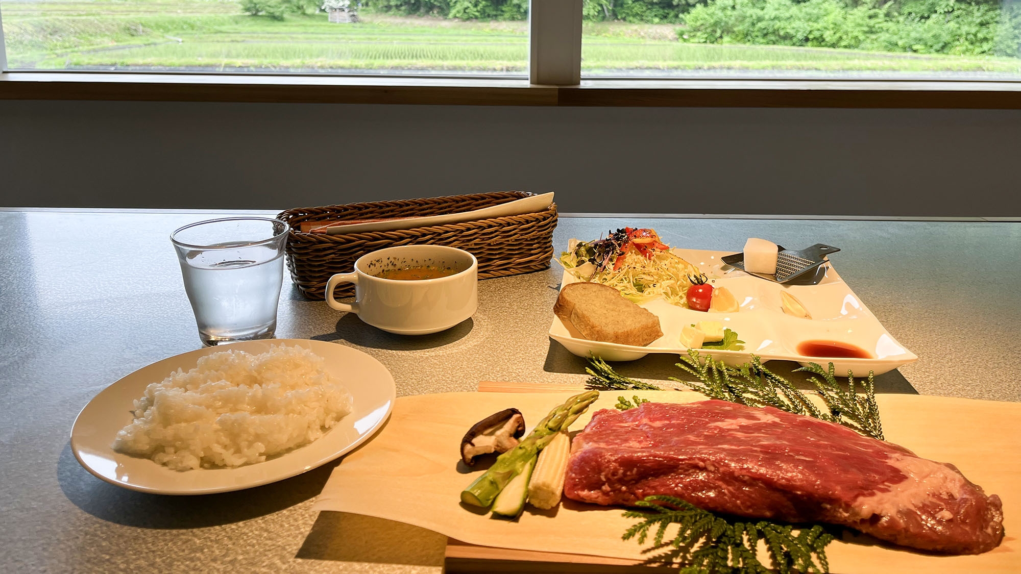 【平日限定・夕食ステーキ】森のテラスの庭園を眺めながら自慢のステーキに舌鼓！（お車で約10分）