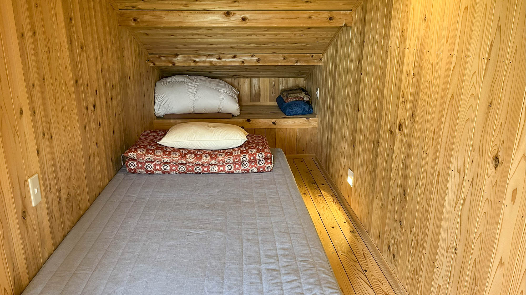 ・【ふくろう：2階半個室】温かな照明が木の質感を際立たせる、落ち着いたスペースです