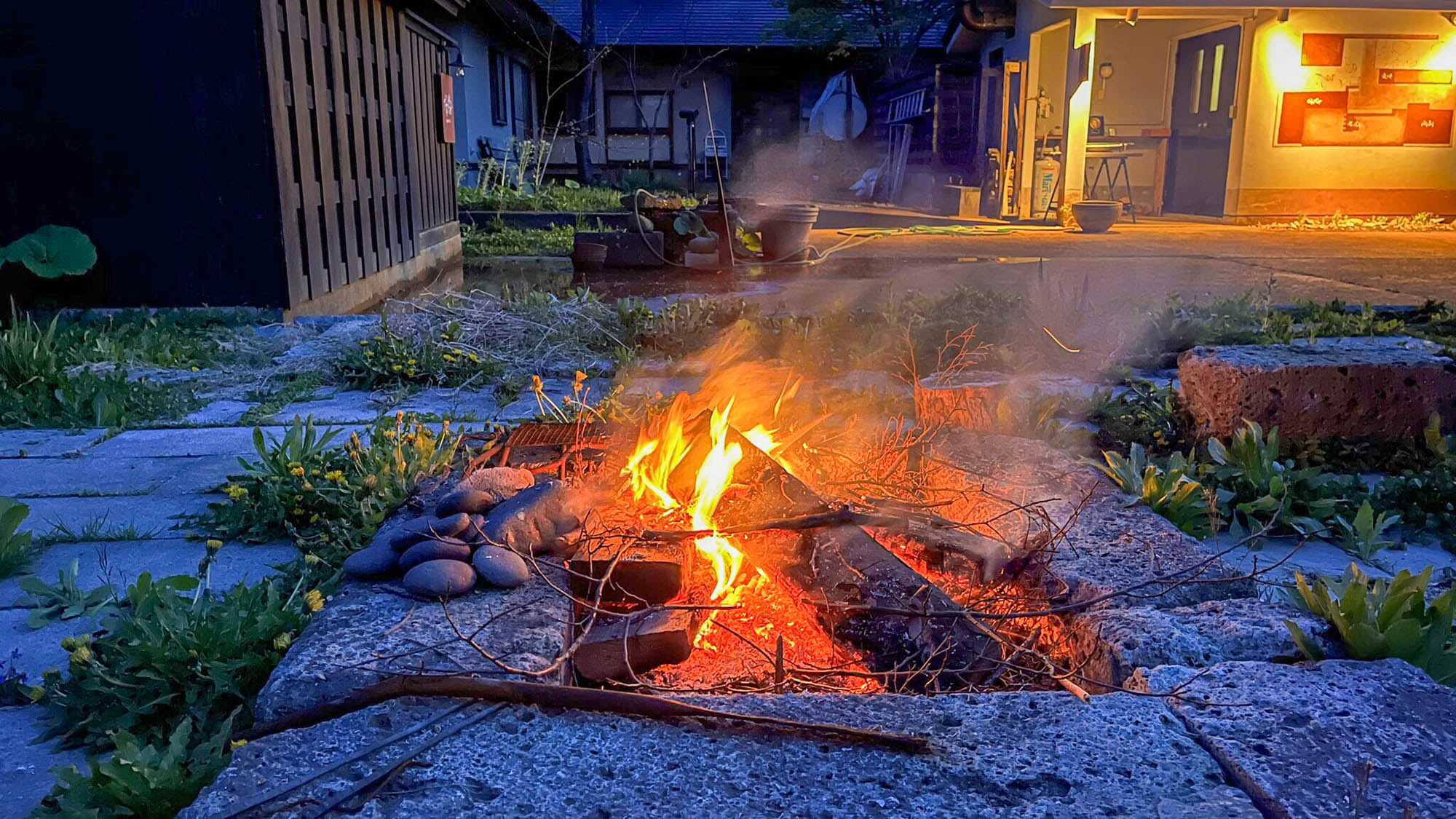・【石庭】夜は焚火を囲んで、ゆらめく炎が癒しのひと時を演出します