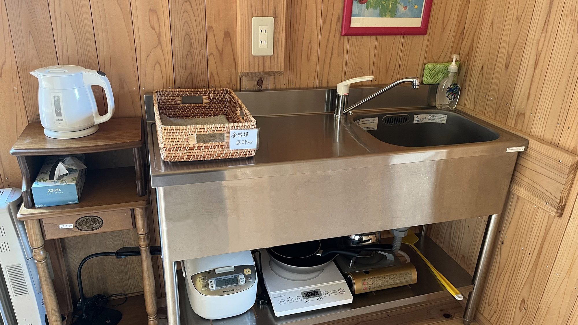 ・【ふくろう：キッチン】IHコンロや炊飯器、湯沸かしポットなどを完備。自炊が可能です