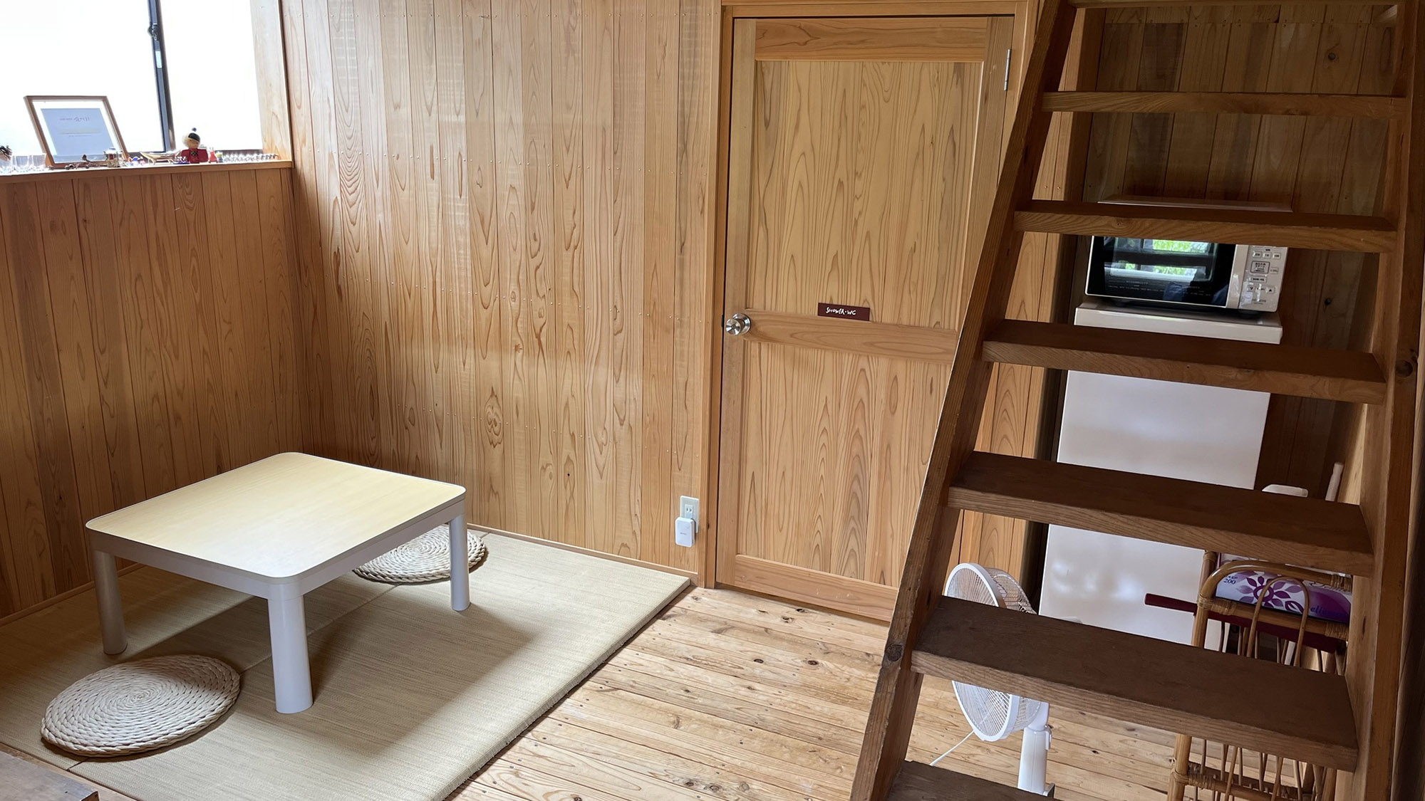 ・【ふくろう：リビング】畳の座敷で寛ぎのひととき。冷蔵庫、電子レンジも自由にご利用ください