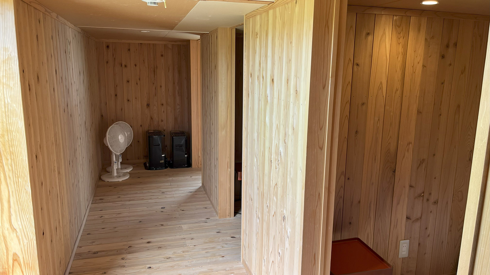 ・【ふくろう：2階半個室】扉なし・仕切り有りのベッドスペースを備えた個室です