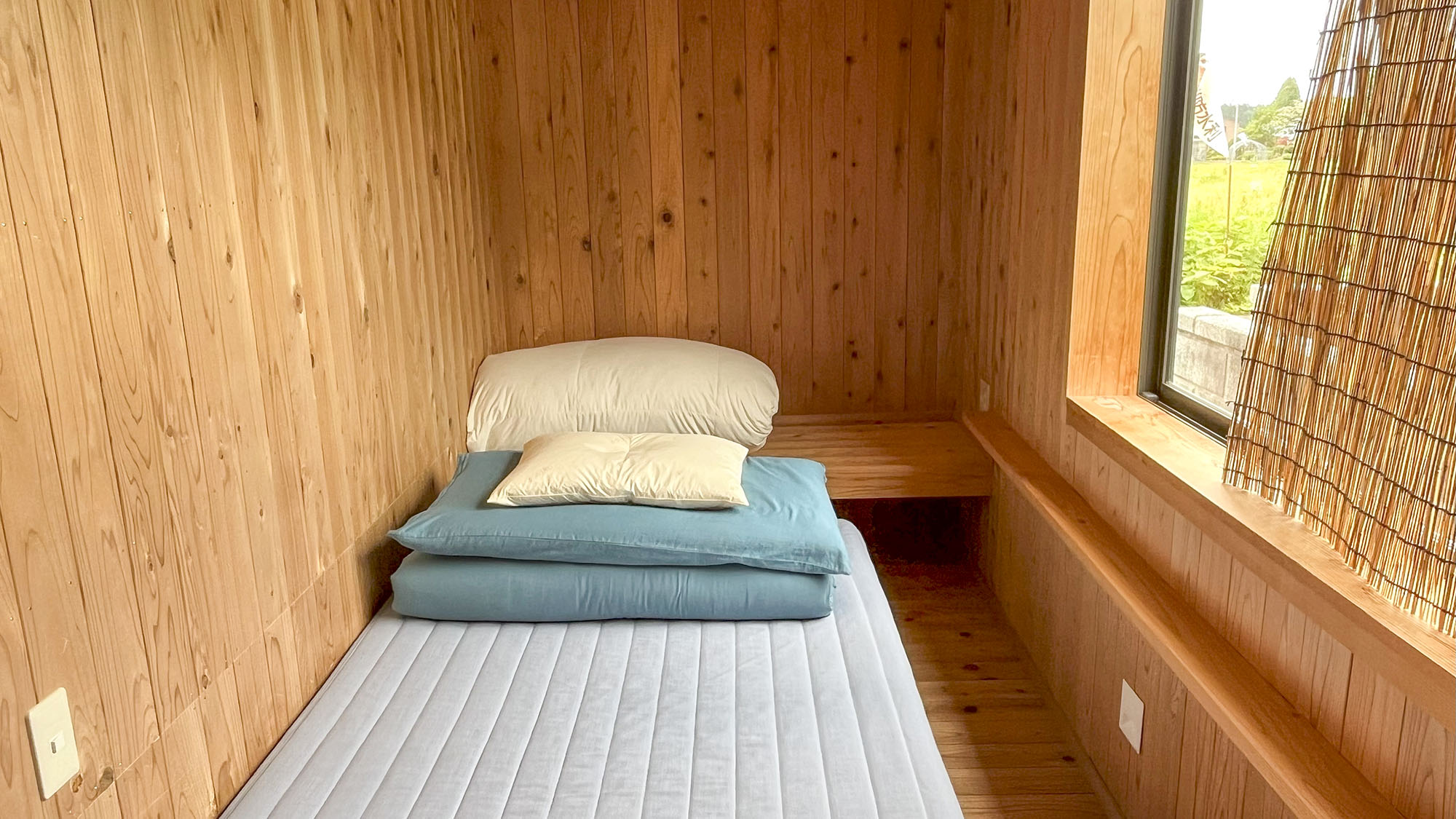 ・【ふくろう：寝室1】ベッドの横には大きな窓。明るい日差しと清々しい空気で、心地よい朝を迎えられます