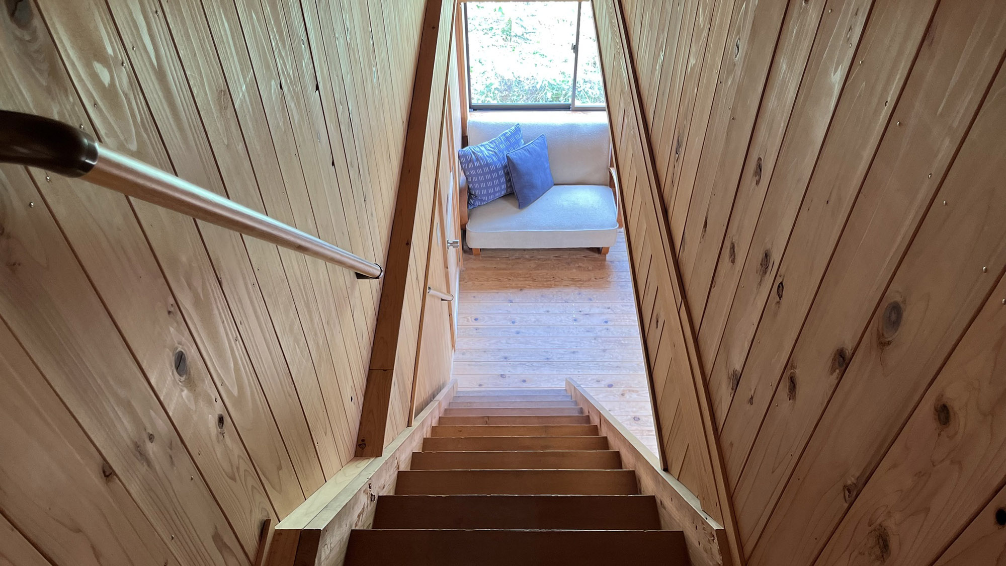 ・【ふくろう：階段】階段は急勾配です。手すりをお使いになり、足元にお気を付けください