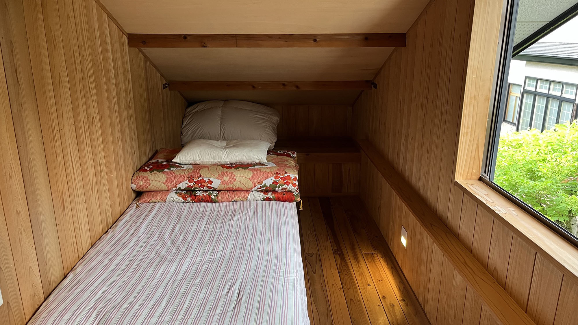 ・【かわせみ：半個室】屋根裏のような空間ですが、窓もありリラックスできます