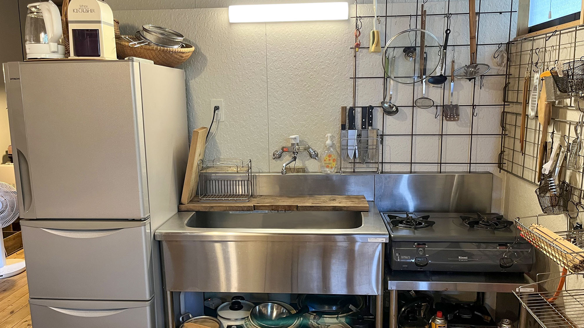・【かわせみ：キッチン】2口のガスコンロ、大容量冷蔵庫を完備。食材を買い込んでも安心