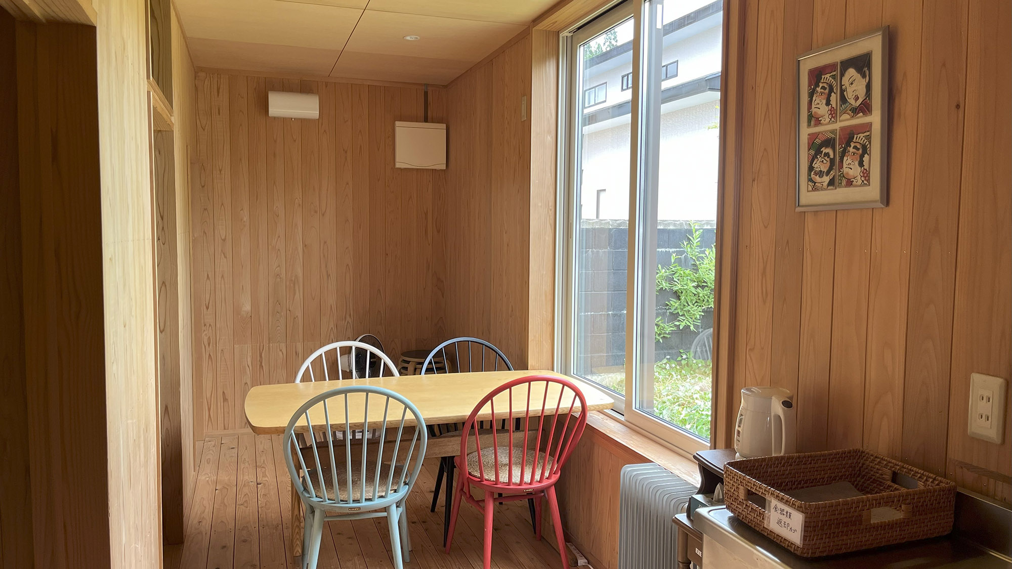 ・【ふくろう：ダイニング】木の温もりとカラフルな椅子が空間を彩ります