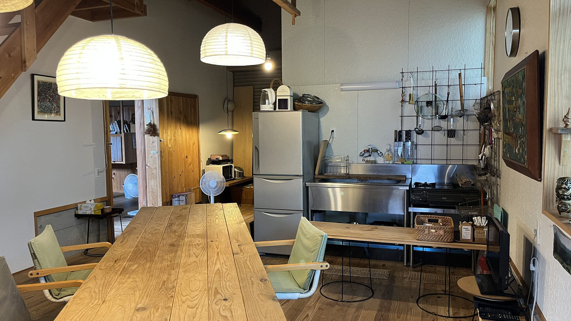 ・【かわせみ：キッチン】調理家電や調理器具、食器類も揃っております。料理の腕をふるってみては？