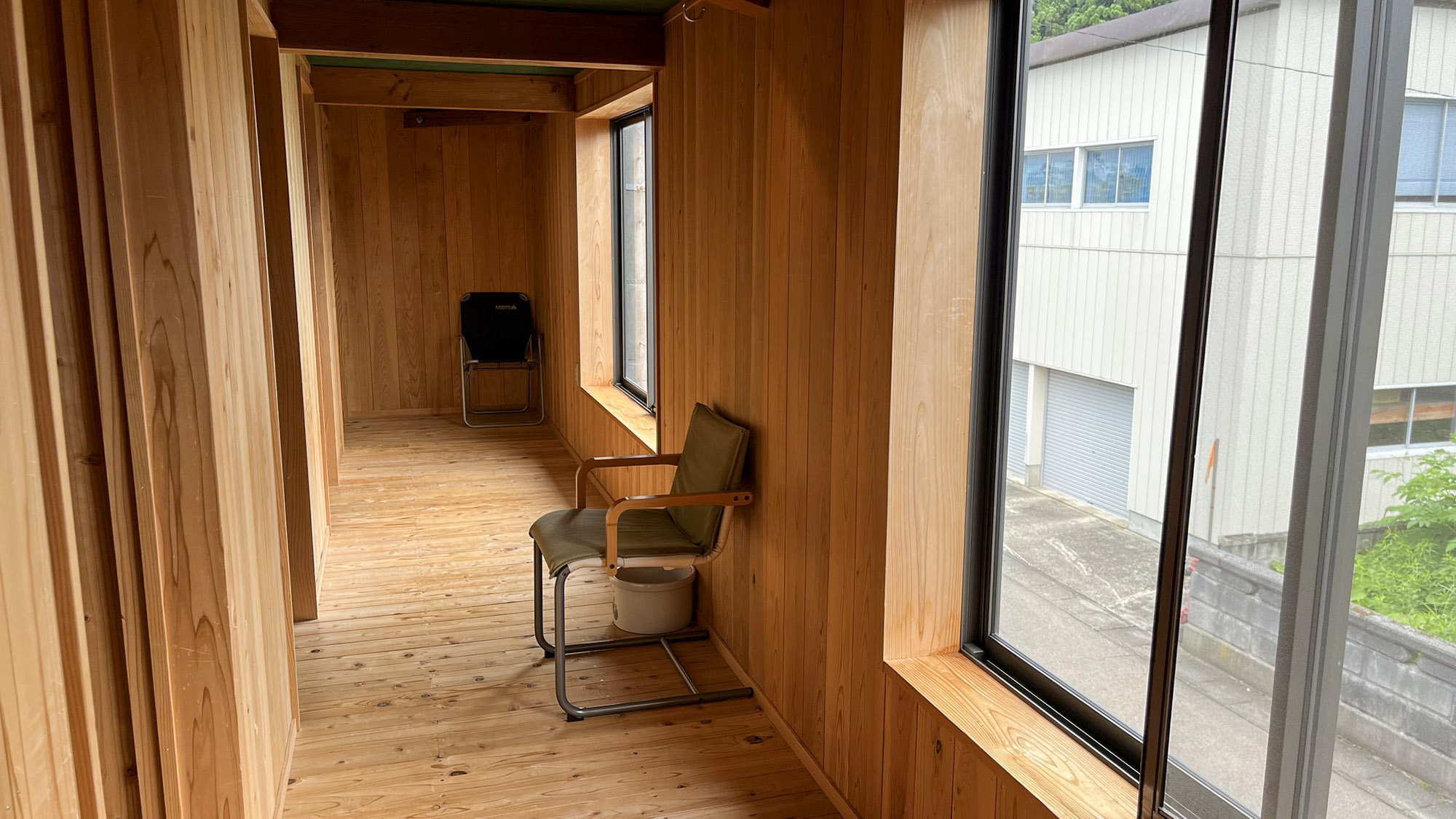 ・【かわせみ：廊下】木の温もりを感じる空間。大きな窓から自然光を取り込むことができます