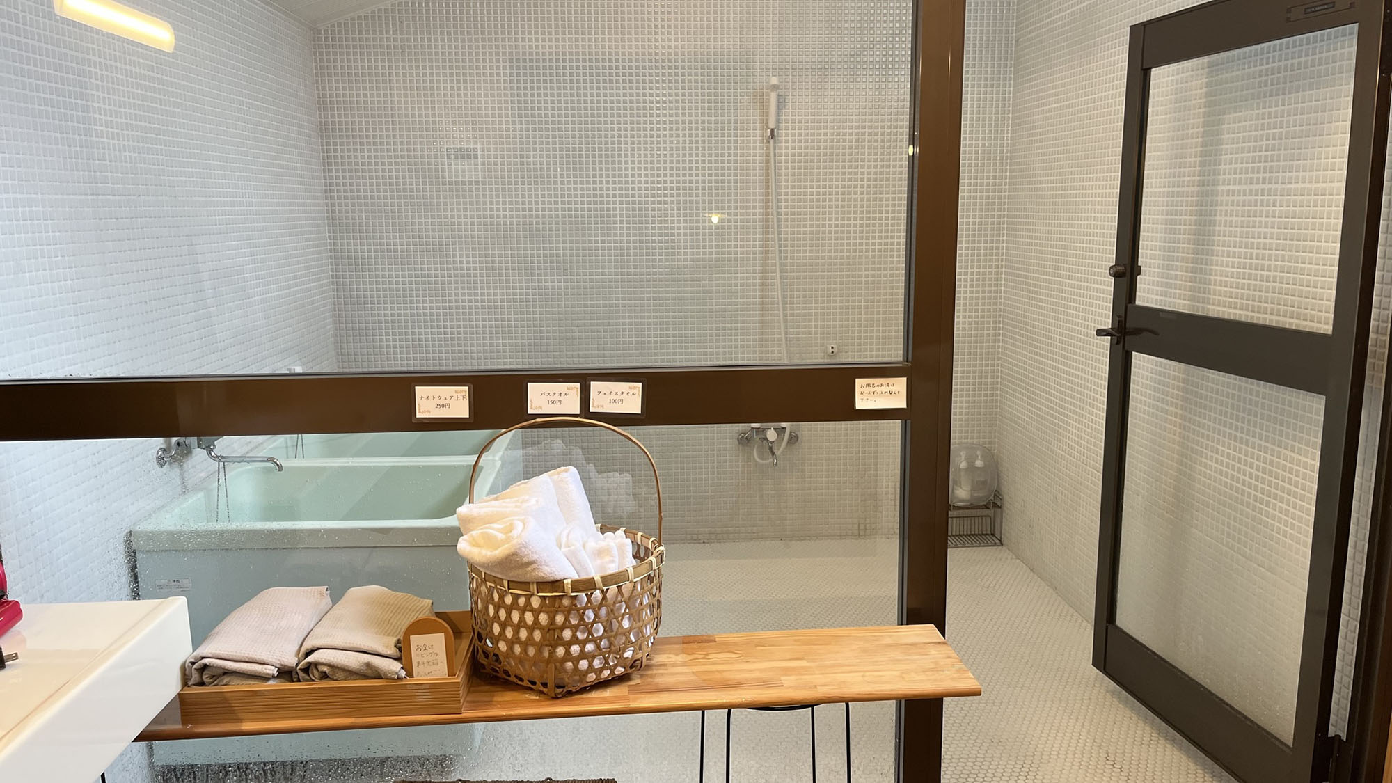 ・【かわせみ：バスルーム】2つの浴槽を備えたバスルーム。タオル等のアメニティは有料です