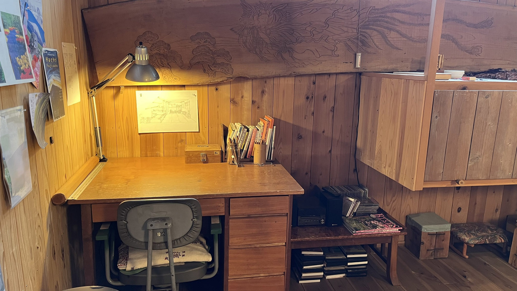 ・【かわせみ：デスク】デスクと椅子を完備。室内には無料Wi-Fiを備えておりPC作業もOK