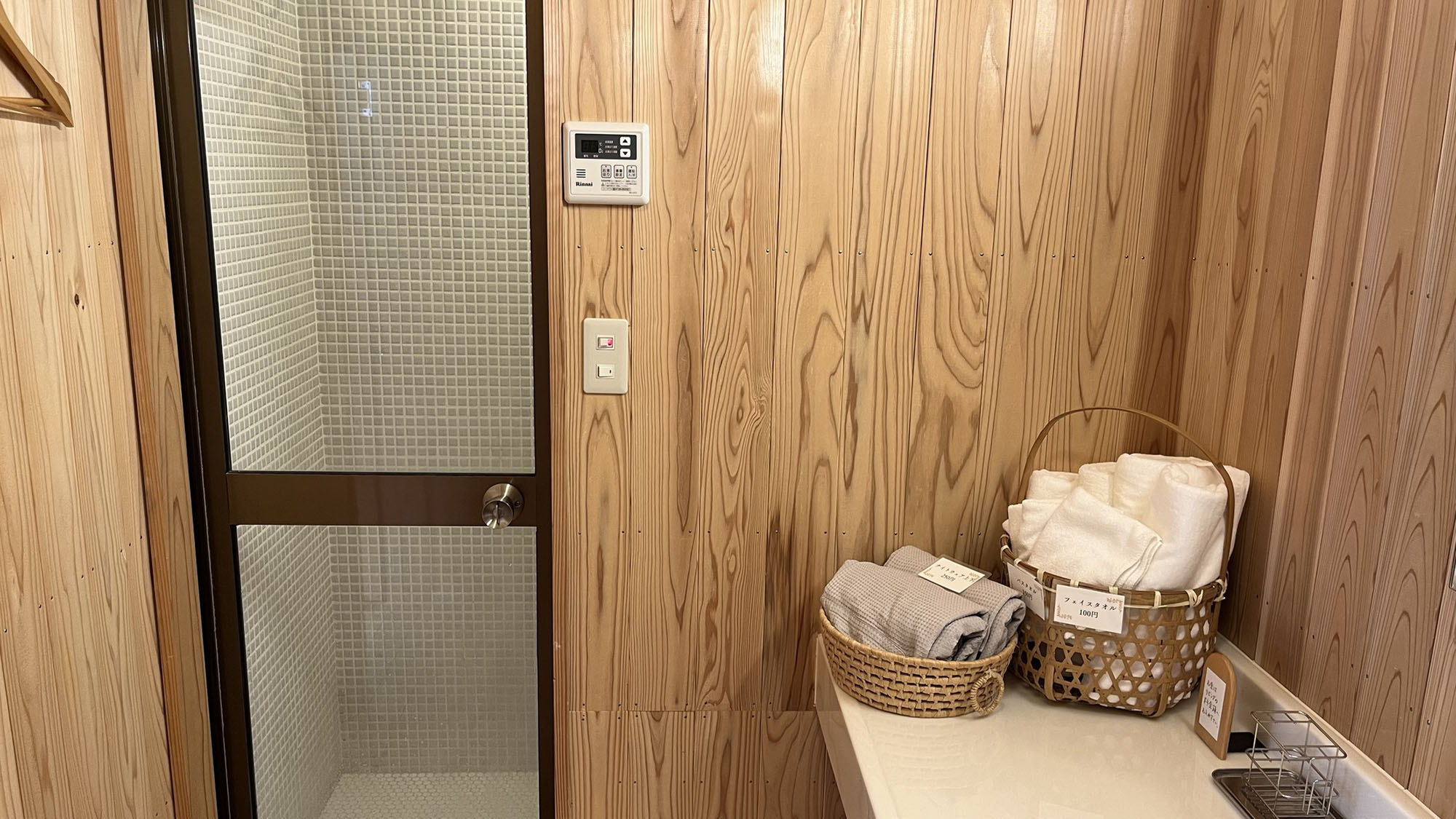 ・【ふくろう：シャワールーム】清潔感あるシャワールーム。タオルやナイトウェアは有料となります