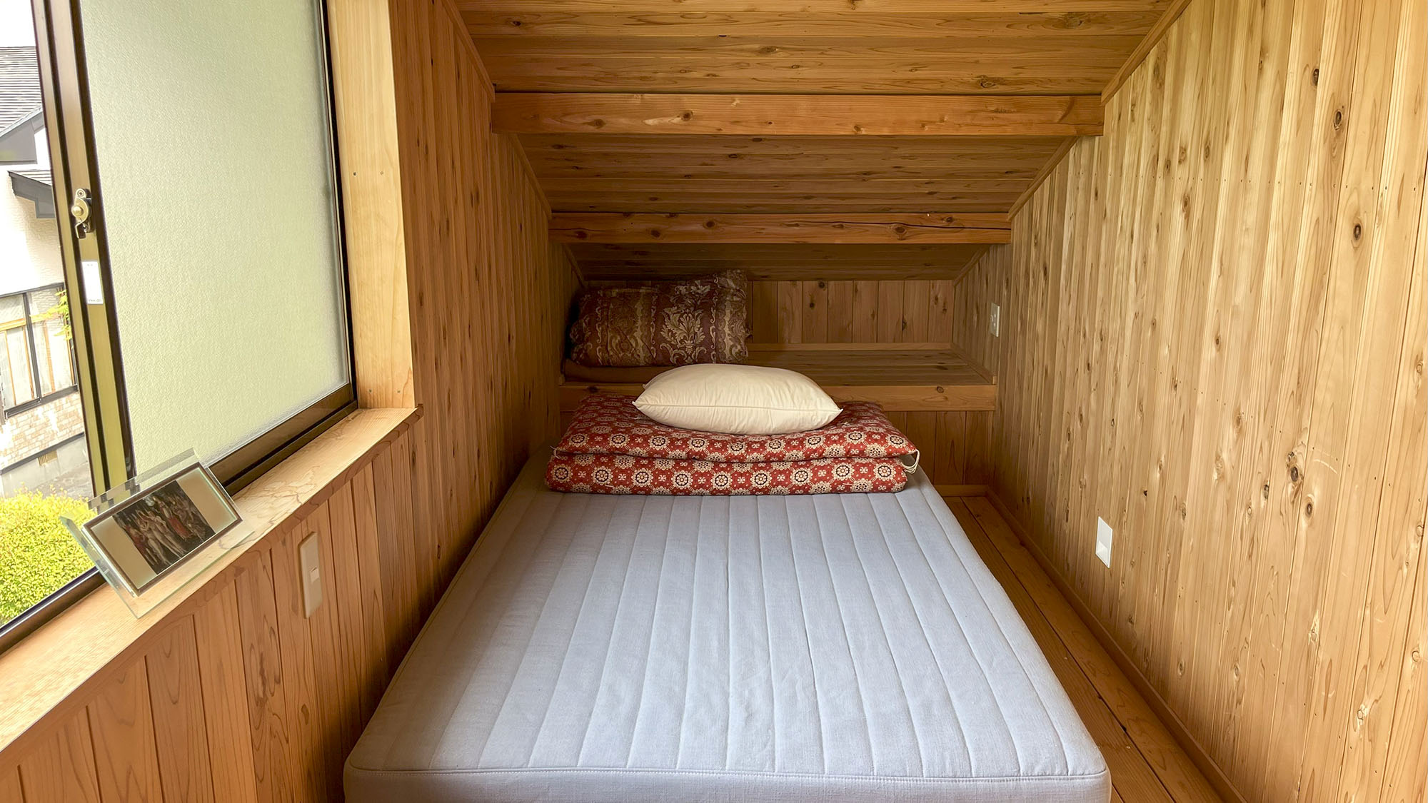 ・【ふくろう：2階半個室】プライベート空間の半個室。枕元の物置スペースで手荷物もすっきり収納