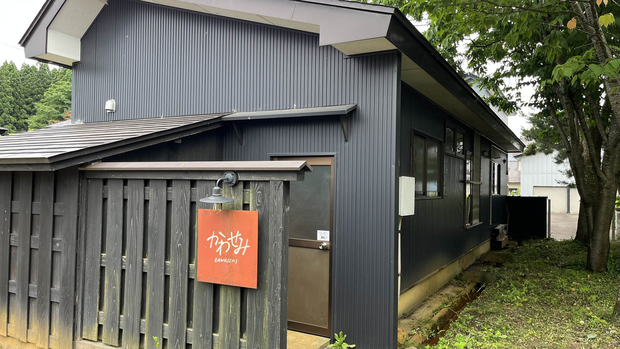 ・【かわせみ：外観】天井が高く開放的な宿泊棟。室内は、木の温かみあふれるお部屋です