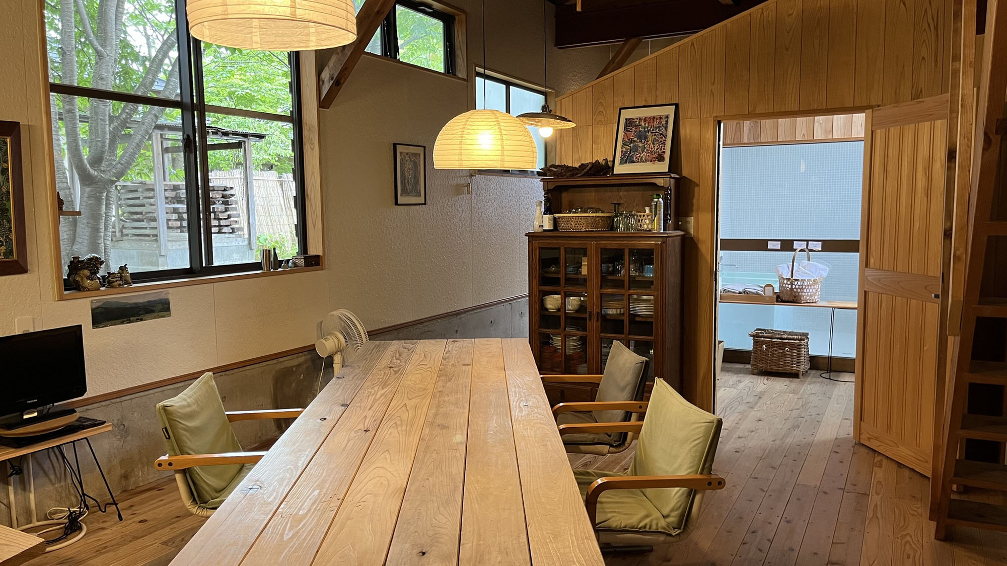 ・【かわせみ：ダイニング】大人数でもゆったり。窓の外に広がる風景に癒されます