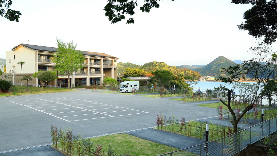 広々とした駐車場にはRVパークも完備！