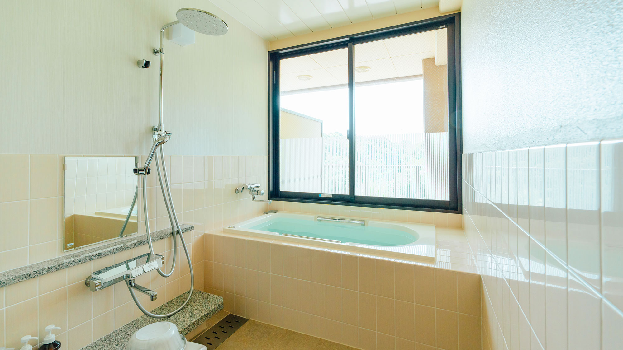 【エグゼクティブツイン（ブラウン）】大きな窓を備えたバスルーム。窓を開ければ半露天気分を楽しめます。