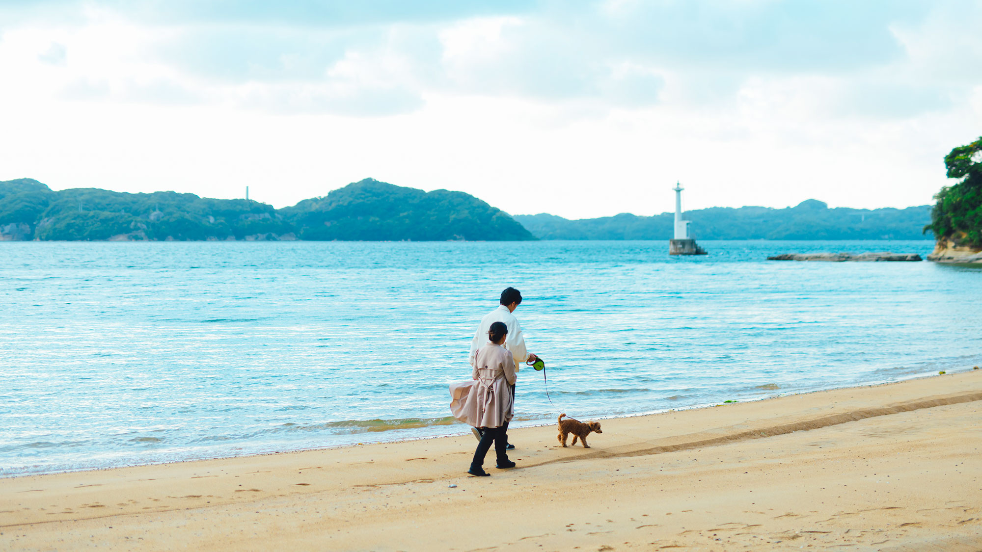 【初崎海水浴場】青い海と白い砂浜が抜群のロケーションが人気で、ペットとの散歩コースとしても◎