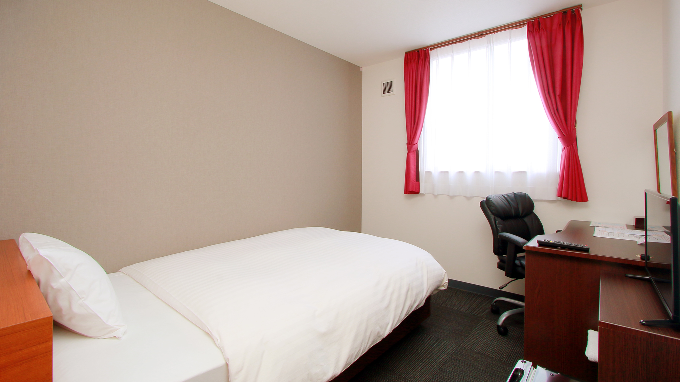 シンプルで快適☆ベッドはシモンズ社製のセミダブル