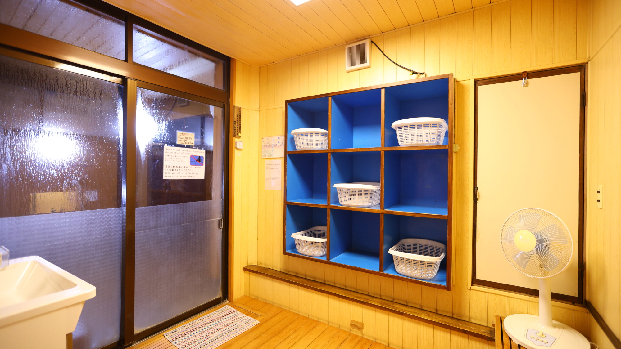 【内湯】脱衣所。どこか懐かしい雰囲気