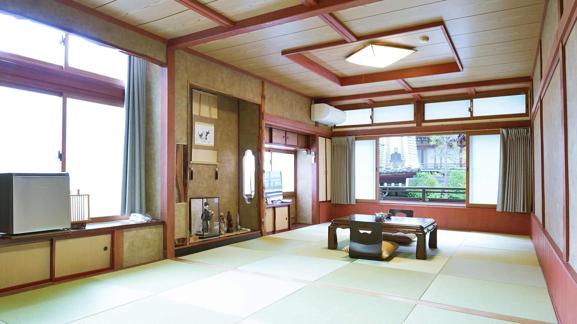 【温泉通り側■和室18畳】